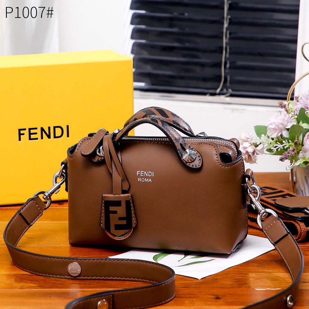 Tay cầm bằng da Fendi kèm dây đeo vải Canvas P1007 IMPORT