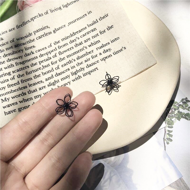 Bông tai hoa đen nhỏ xinh dễ thương cho nữ