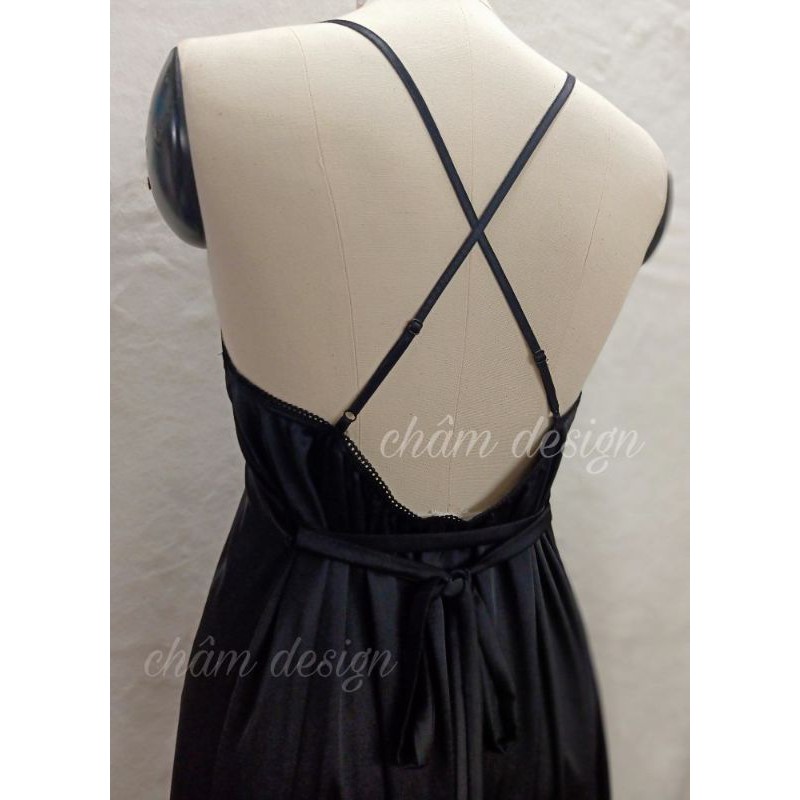 váy lụa satin đen dáng dài suông rộng có dây thắt 2 kiểu ( không mút) hợp với các bạn nặng từ 43 kg đến 58 kg .