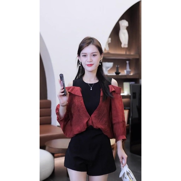 Set đồ nữ gồm áo sơ mi kiểu khoét vai và quần short siêu hot
