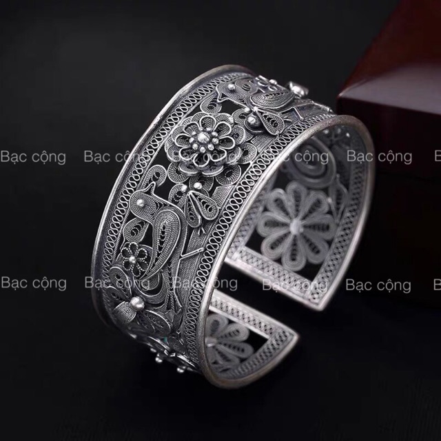 Vòng tay bản rộng chạm hoa