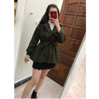 Áo dạ dáng ngắn buộc đai