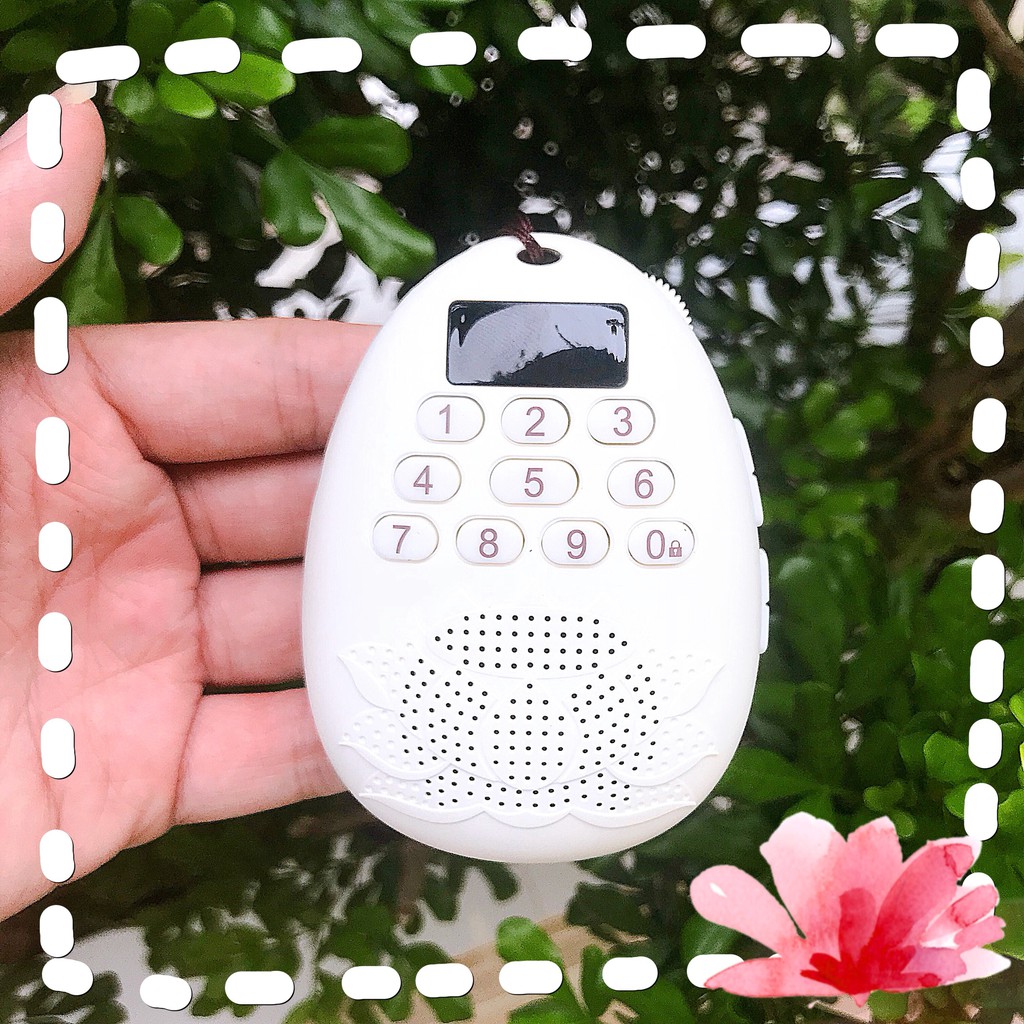 Máy nghe kinh màu trắng phong thủy có họa tiết hình hoa sen, có kèm dây treo để thuận tiện đeo trên người