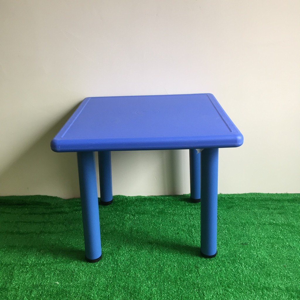 Bàn hình vuông nhập khẩu được làm bằng nhựa cao cấp | BigBuy360 - bigbuy360.vn