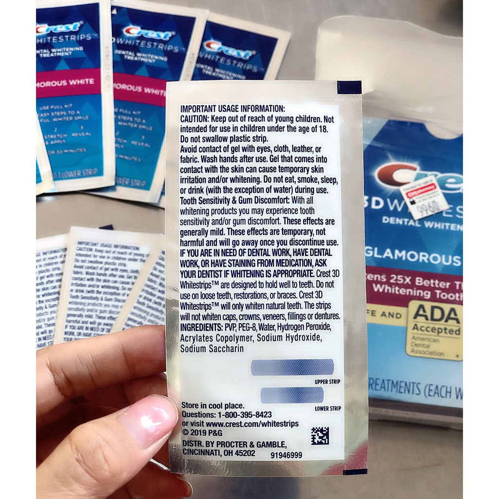 Một Miếng dán trắng răng Crest 3D White Glamorous White Whitestrips