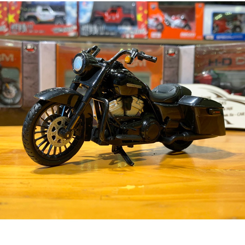 Mô hình xe HARLEY ROAD KING 2017 tỉ lệ 1:18 hãng Maisto