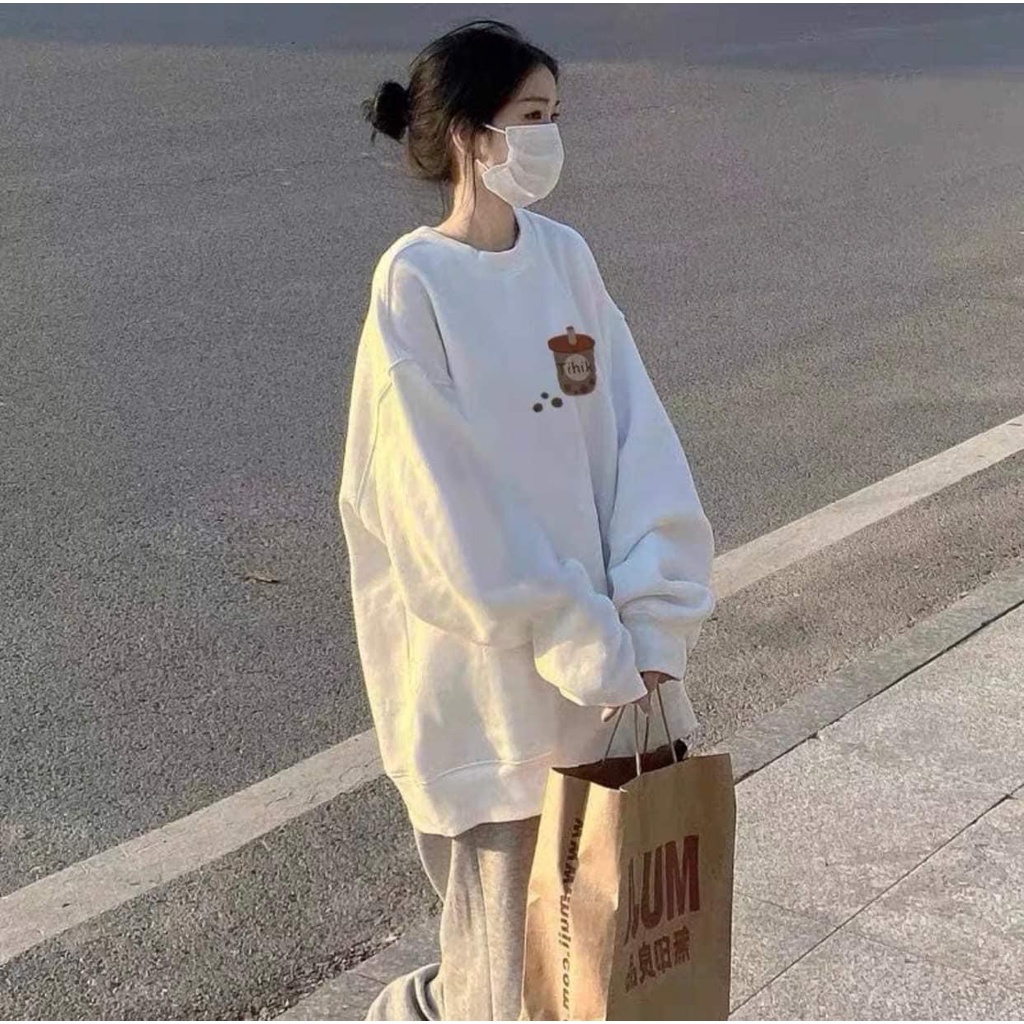 Áo nỉ đôi Sweater trắng in hình Ly Trà Sữa