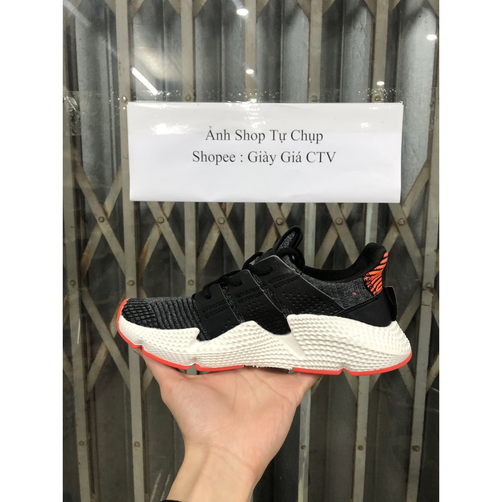 Giày sneaker đen cam đế trắng