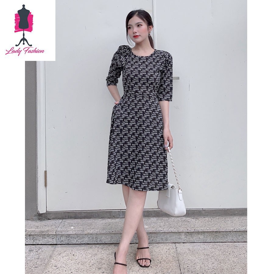 Đầm xòe in chữ gắn hoa hồng-MS11