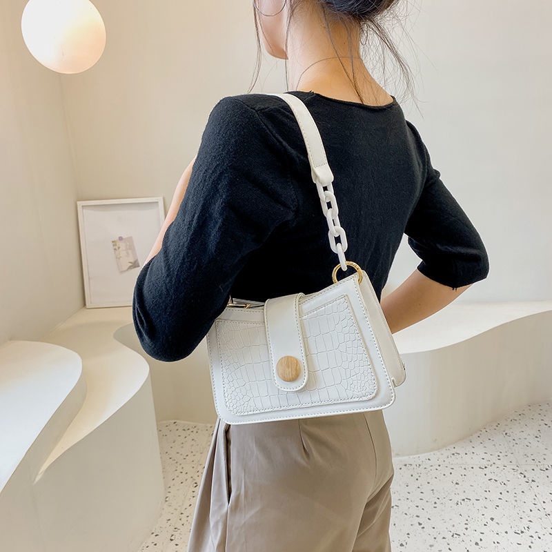 Túi Xách Đeo Dưới Cánh Tay Màu Trắng Phối Dây Xích Dễ Phối Đồ Thời Trang Kiểu Pháp Cho Nữ
