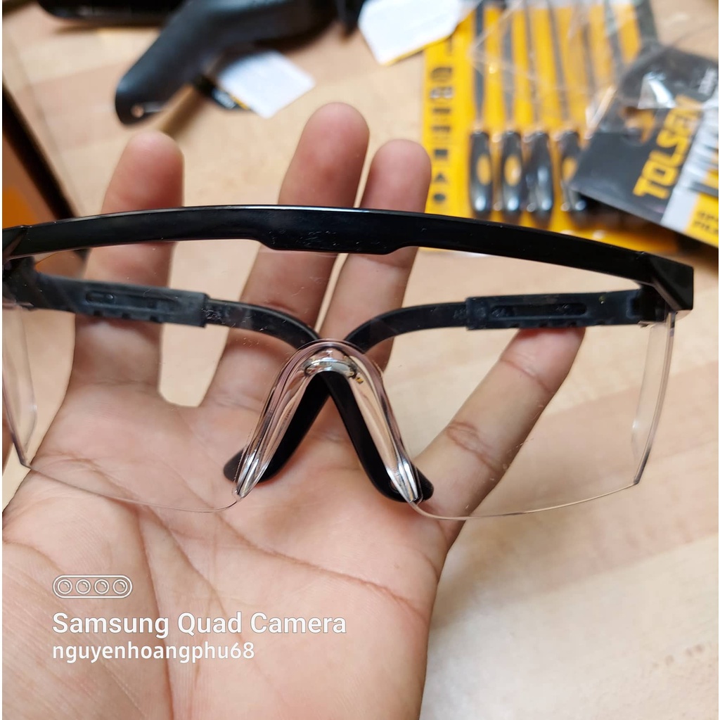 Kính bảo hộ thương hiệu Tolsen làm từ polycarbonate bền chịu được va đập