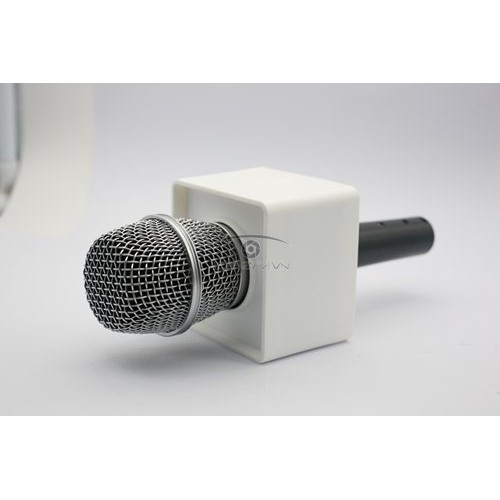 Miếng nhựa vuông dán logo dùng cho mic phỏng vấn nhìn chuyên nghiệp như đài truyền hình