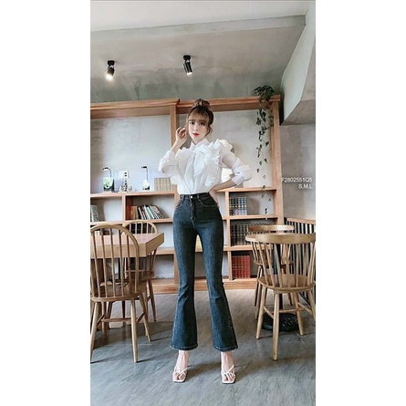 Quần jeans xanh ống loe