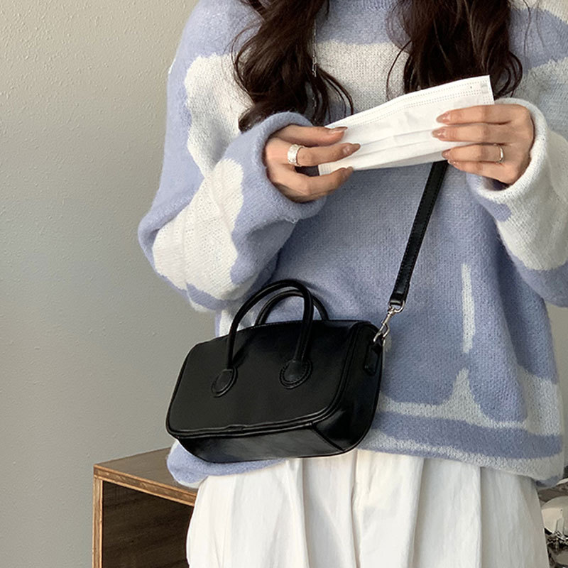 Túi đeo dưới cánh tay kiểu dáng thời trang mùa xuân dễ phối đồ dành cho nữ