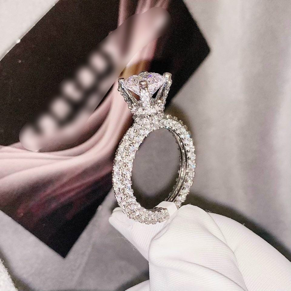 Nhẫn đính hôn kim cương thiết kế sang trọng cho nữ - Trang Sức Queen