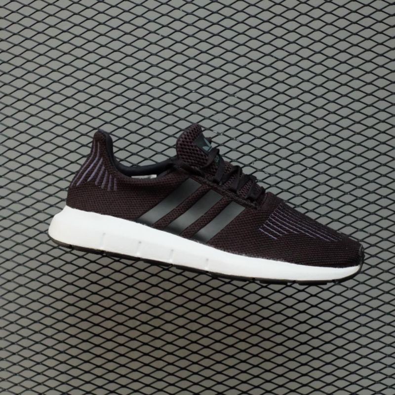 Giày Thể Thao Adidas Swift Run Phối Màu Đen Trắng Cá Tính