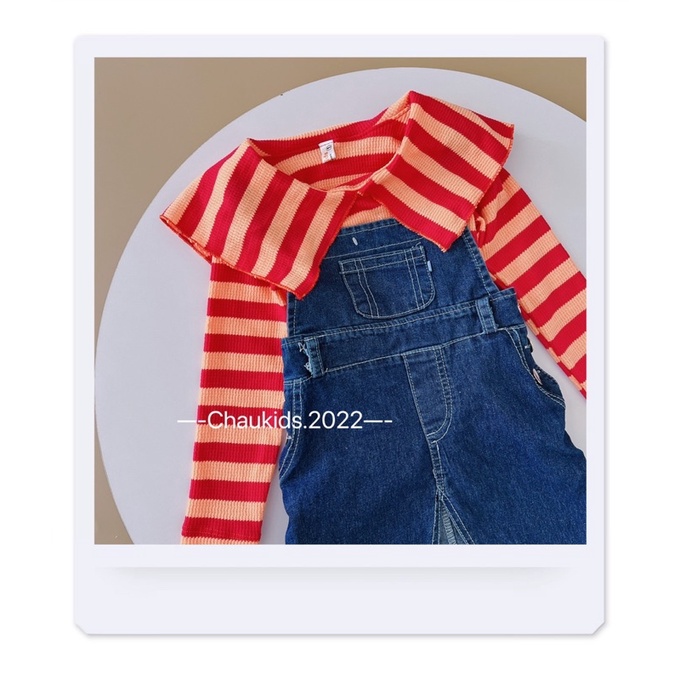 Set áo kẻ đỏ cổ lá bèo + yếm jean xẻ tà cho bé gái
