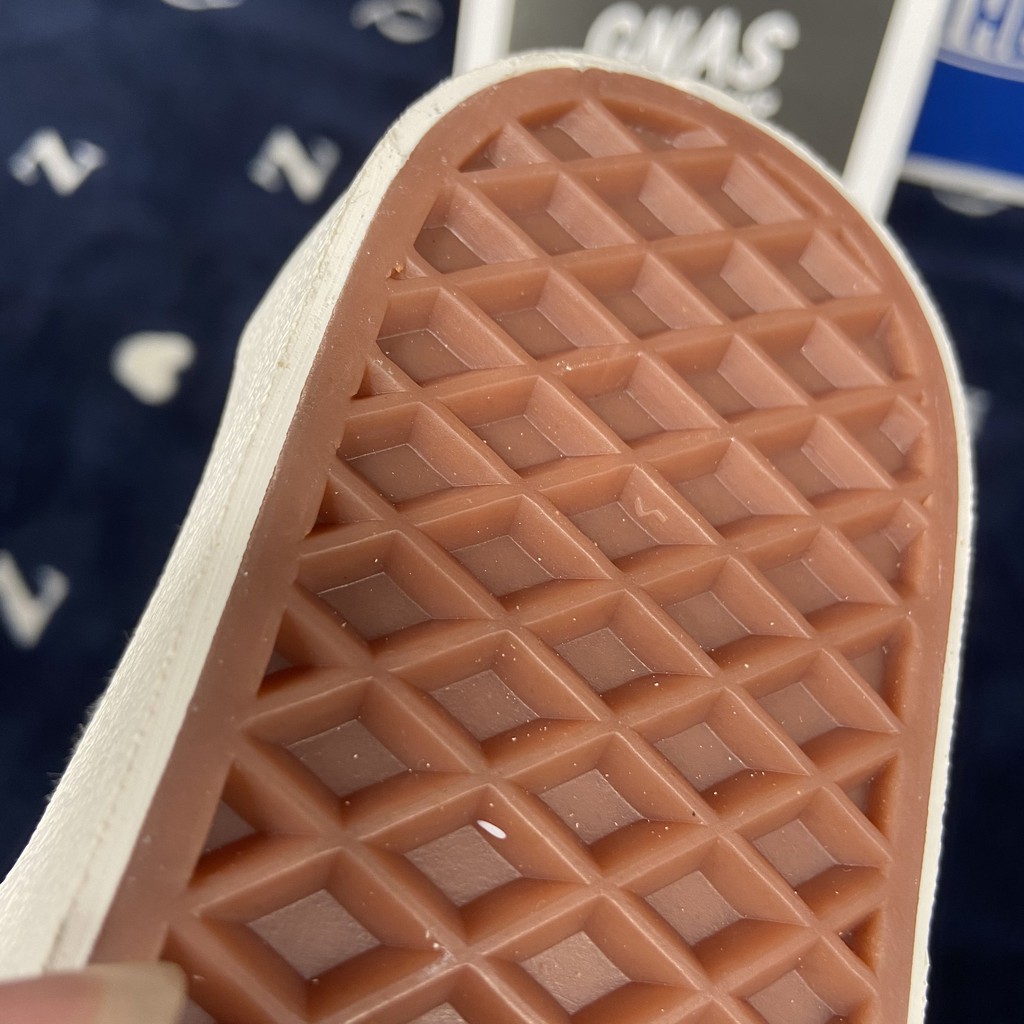 Giày thể thao nữ giá rẻ màu trắng đen caro