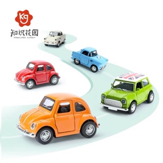 Xe ô tô bằng sắt mở được cánh cửa