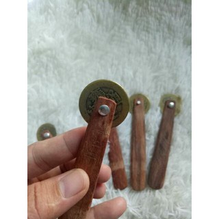 Đồng xu cạo gió cán gỗ