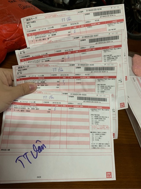 Kính chống UV Uniqlo