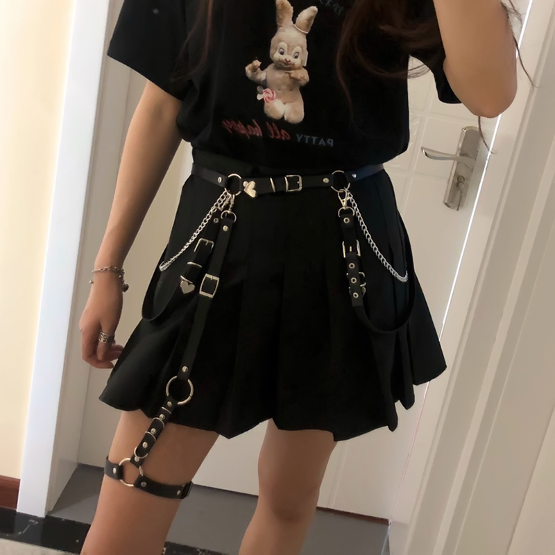 Dây xích màu đen làm phụ kiện cho chân váy ngắn