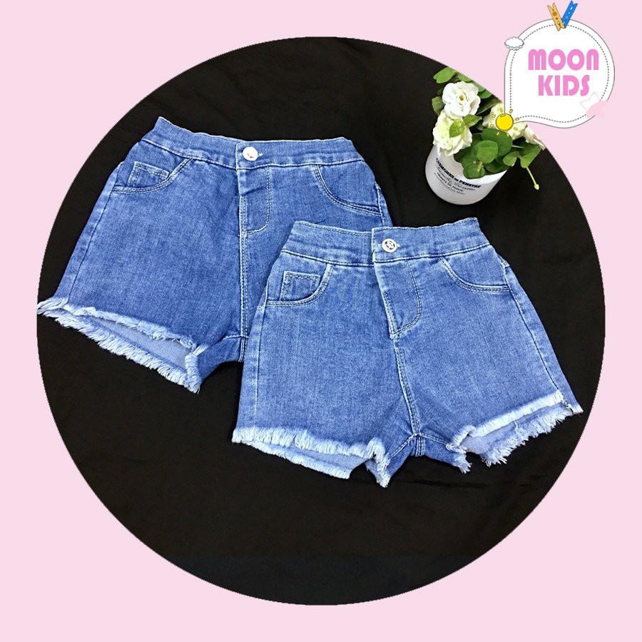 Áo croptop thêu hoa phối quần short jean