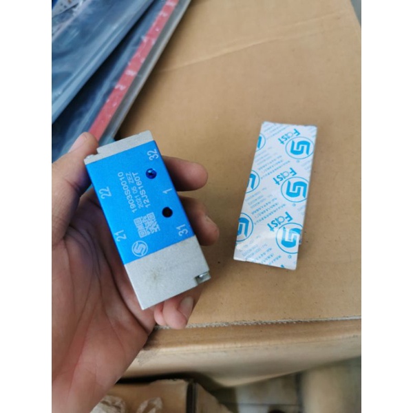 Van chia hơi để chế tay số phụ hơi, bao diêm hộp số, van chia hơi hộp số xe tải.