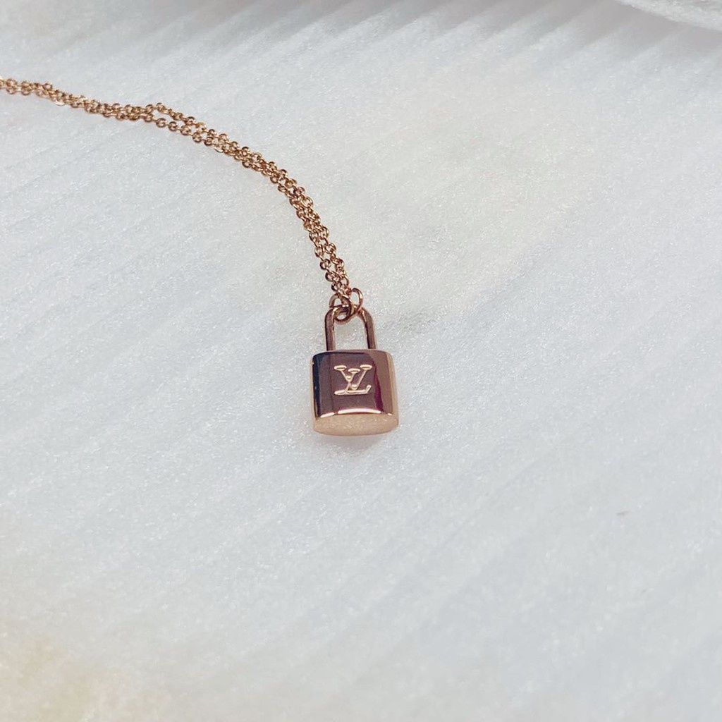 Dây chuyền thép mạ vàng 18K khắc chữ V khóa nhỏ phong cách tối giản