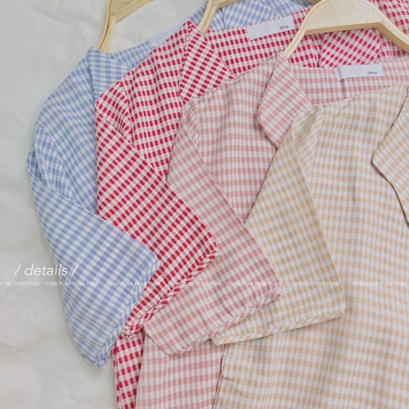 Áo sơ mi nữ caro cổ V bèo hàng nút gỗ màu xanh, hồng, vàng và đỏ freesize Pumi