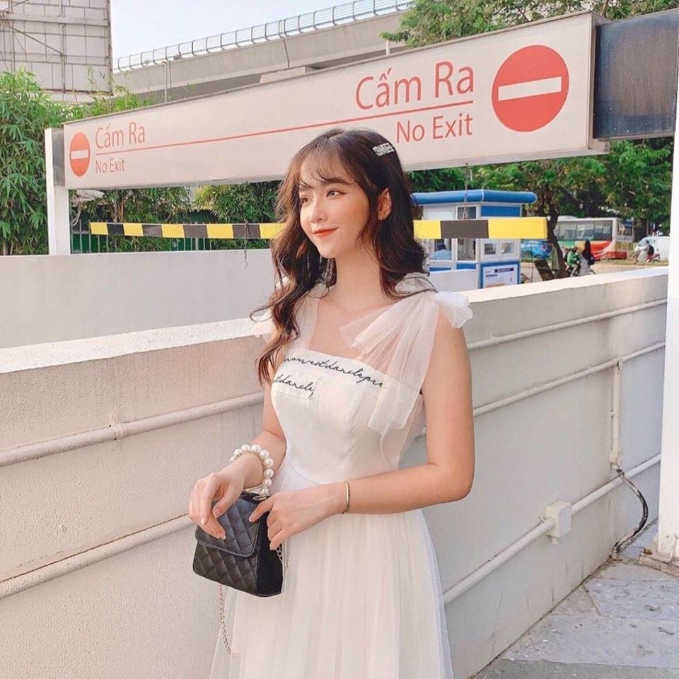 Váy trắng phối tay nơ