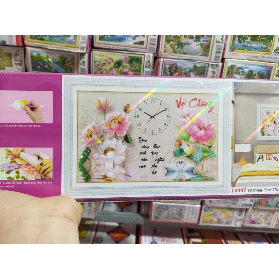 Tranh đính đá đồng hồ vợ chồng KT:75x50cm,tranh gắn đá chưa gắn.