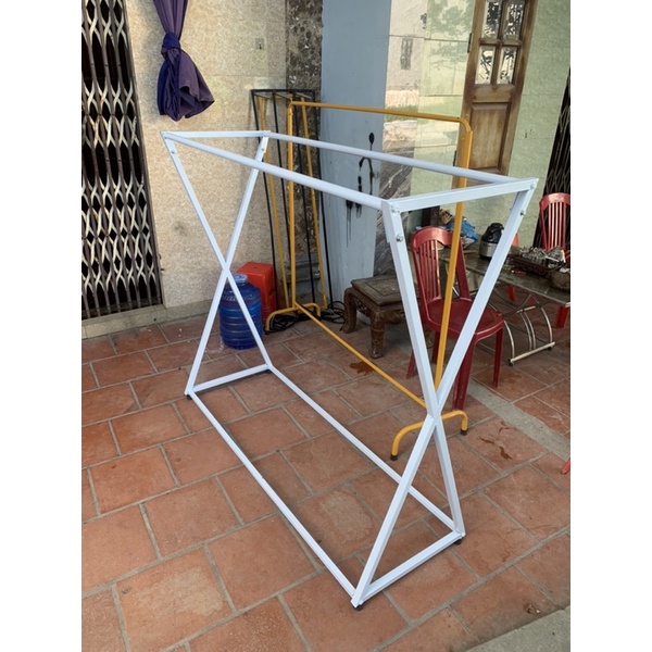 Mẫu kệ chữ x treo quần áo cho shop