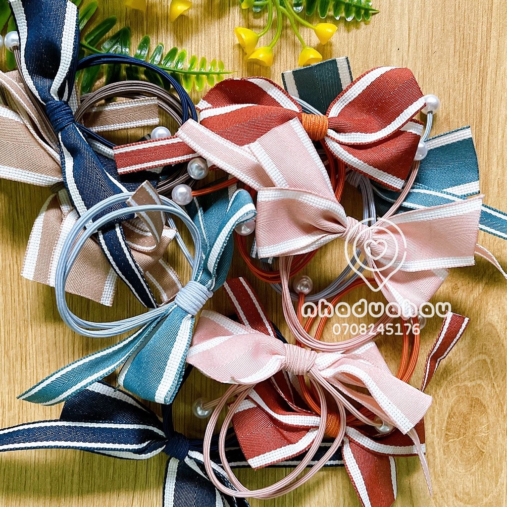 Một cái chun cột tóc dễ thương hình nơ hoa đính ngọc trai cho nữ