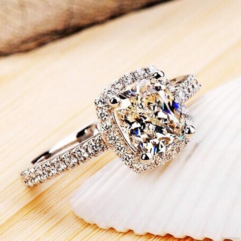 Nhẫn mạ bạch kim siêu sang chảnh với hột đá Topaz Cz trắng và đá Zircon.