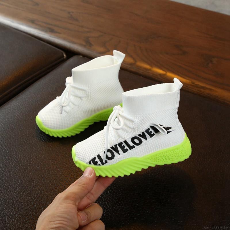 Giày thể thao in chữ chống trượt cho bé