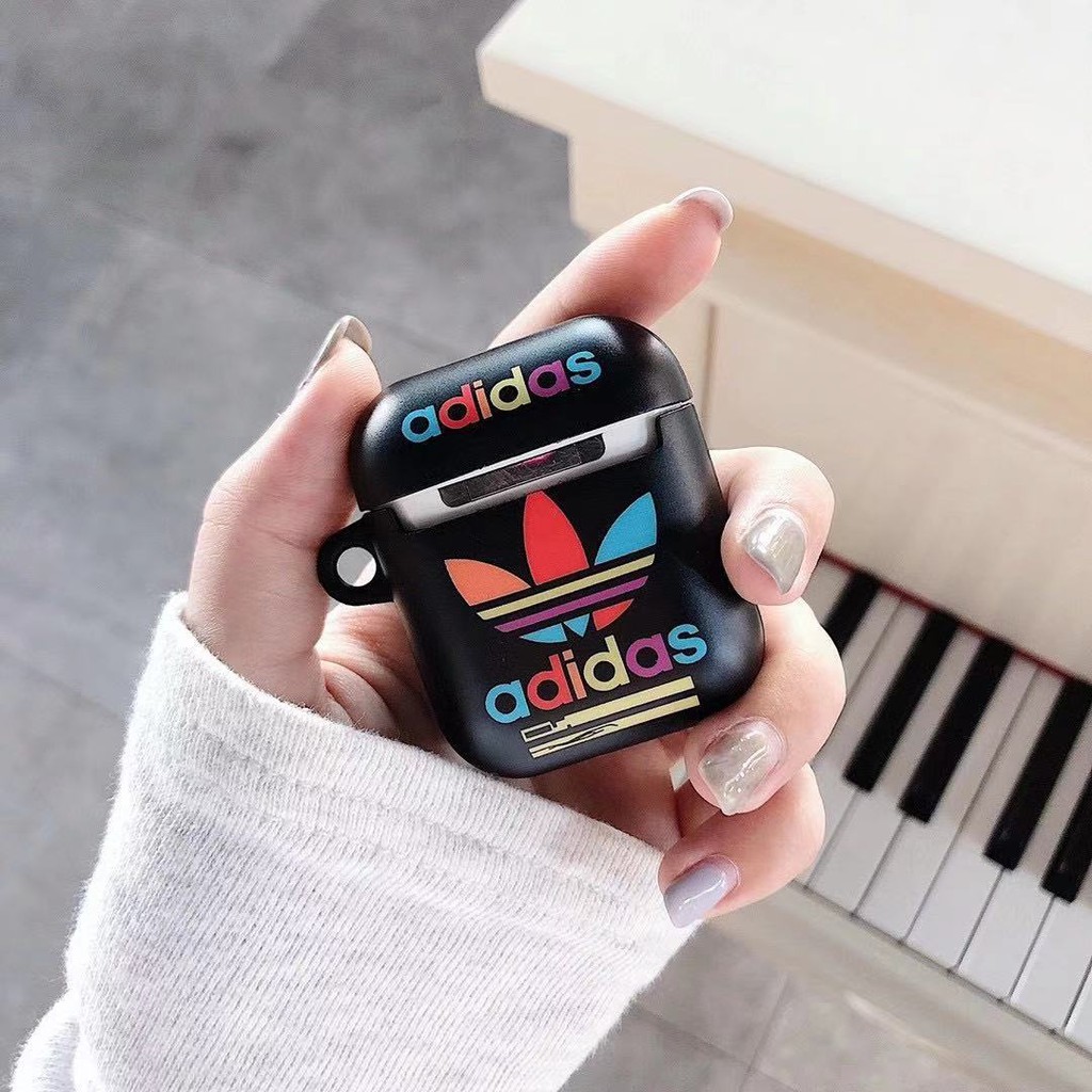 Vỏ Bảo Vệ Hộp Sạc Tai Nghe Airpods 1 / 2 Logo Adidas Xinh Xắn Ốp