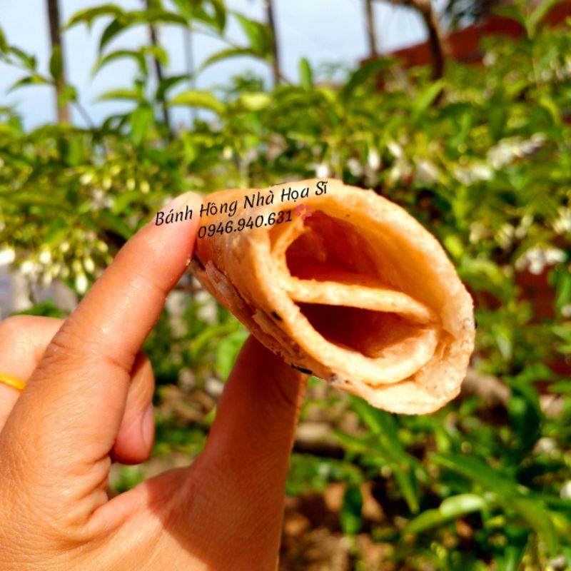 Bánh quế cuộn mè tuổi thơ thơm giòn.