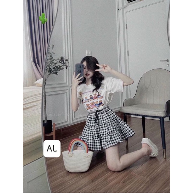 Sét áo thun trắng in hình icon và chân váy Karo PC