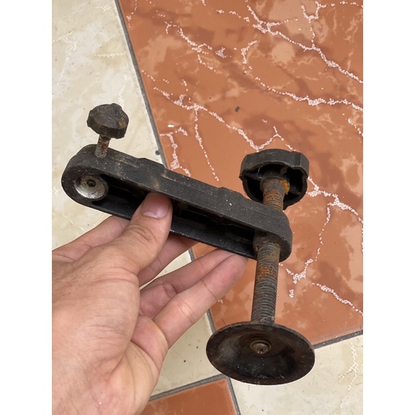 Tay kẹp phôi cố định vật liệu