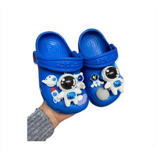 Dép sục cross gắn charm phi hành có đèn
