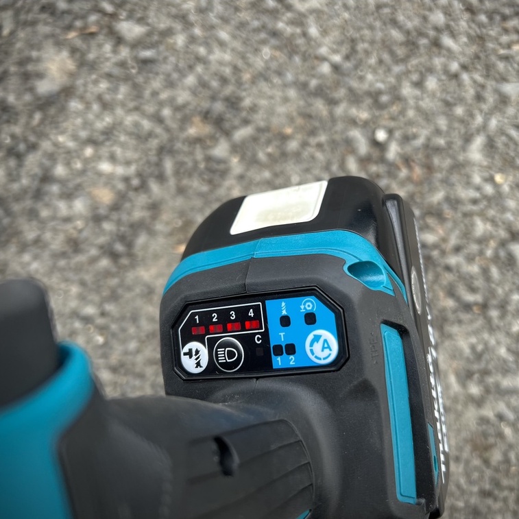 Máy bắt vít pin Makita XDT16 USA thân máy