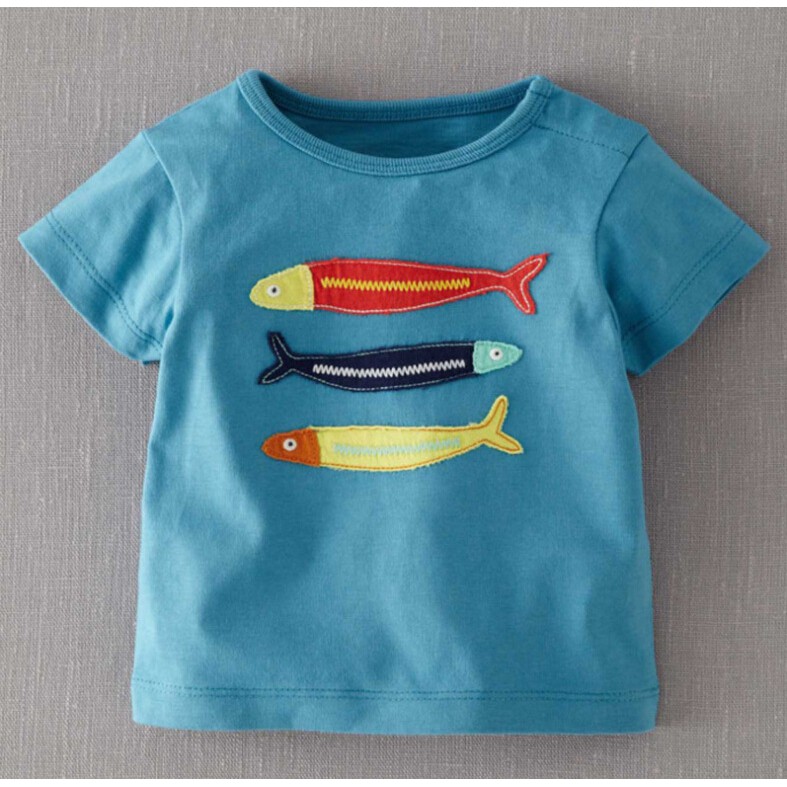 Mã 2318 áo thun ngắn tay màu xanh thêu đắp 3 con cá của Funny game cho bé trai, bé gái
