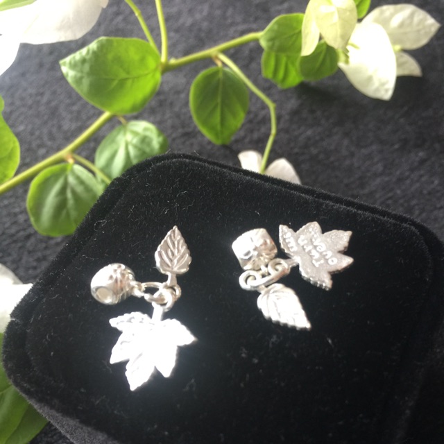 Charm bạc lá phong