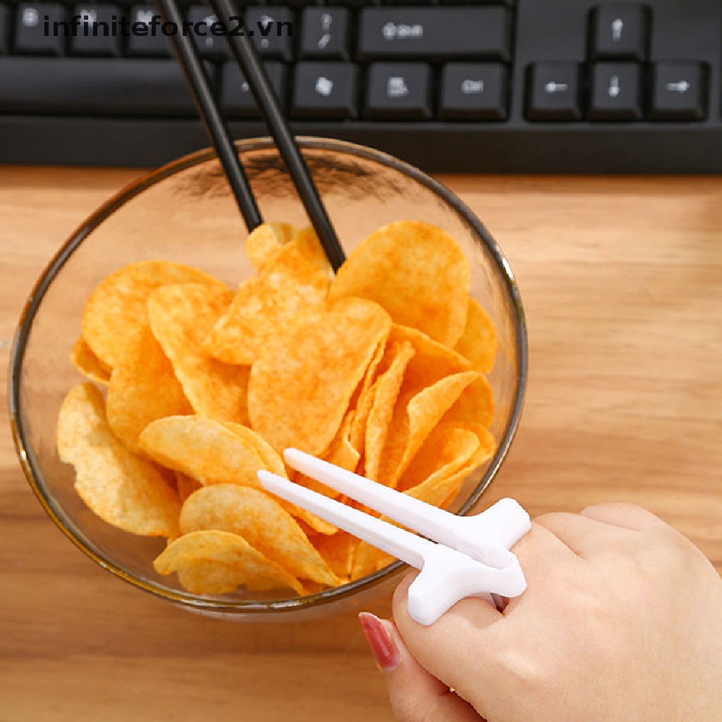 Đũa Ăn Vặt Gắn Ngón Tay Tiện Lợi Khi Chơi