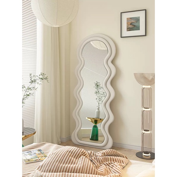 Gương sàn Waving mirror trang trí phòng khách, studio, quán cafe phong cách hiện đại tối giản