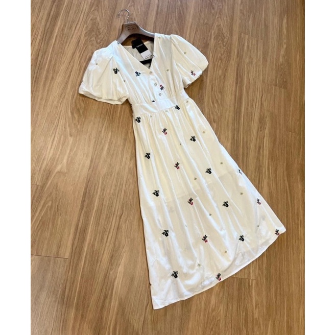 Váy trắng thêu hoa