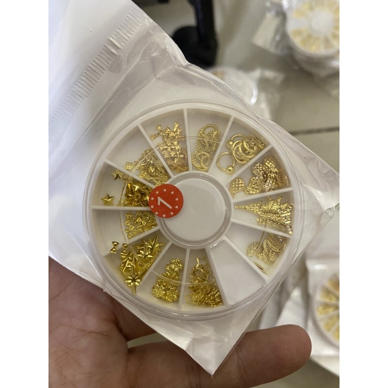 Charm kim loại đính đá trang trí móng siêu xinh.