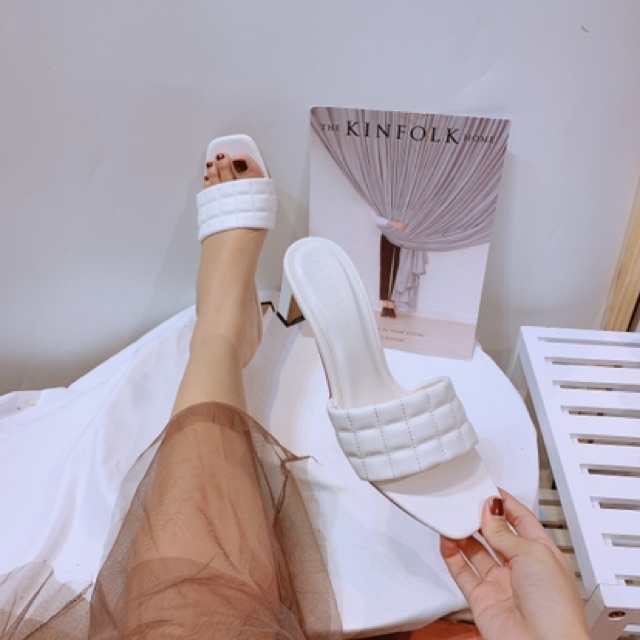 Guốc kẽ ô quai ngang gót dẹp