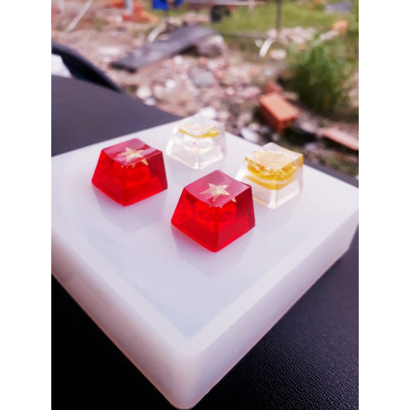 Keycap resin nền đỏ sao vàng trang trí bàn phím cơ gaming